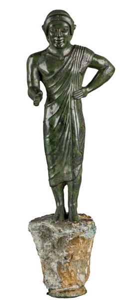 L’Offerente di Pizzidimonte, originalul. Descoperit în 1735 la Pizzidimonte și din 1899 conservat la British Museum. Producție: zona nordică a Etruriei; 480-460 a. Chr.